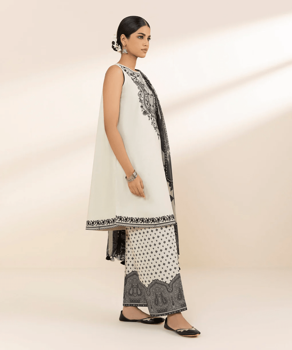 3 PC | Embroidered Lawn | Unstitched - Bellissimo Outfit